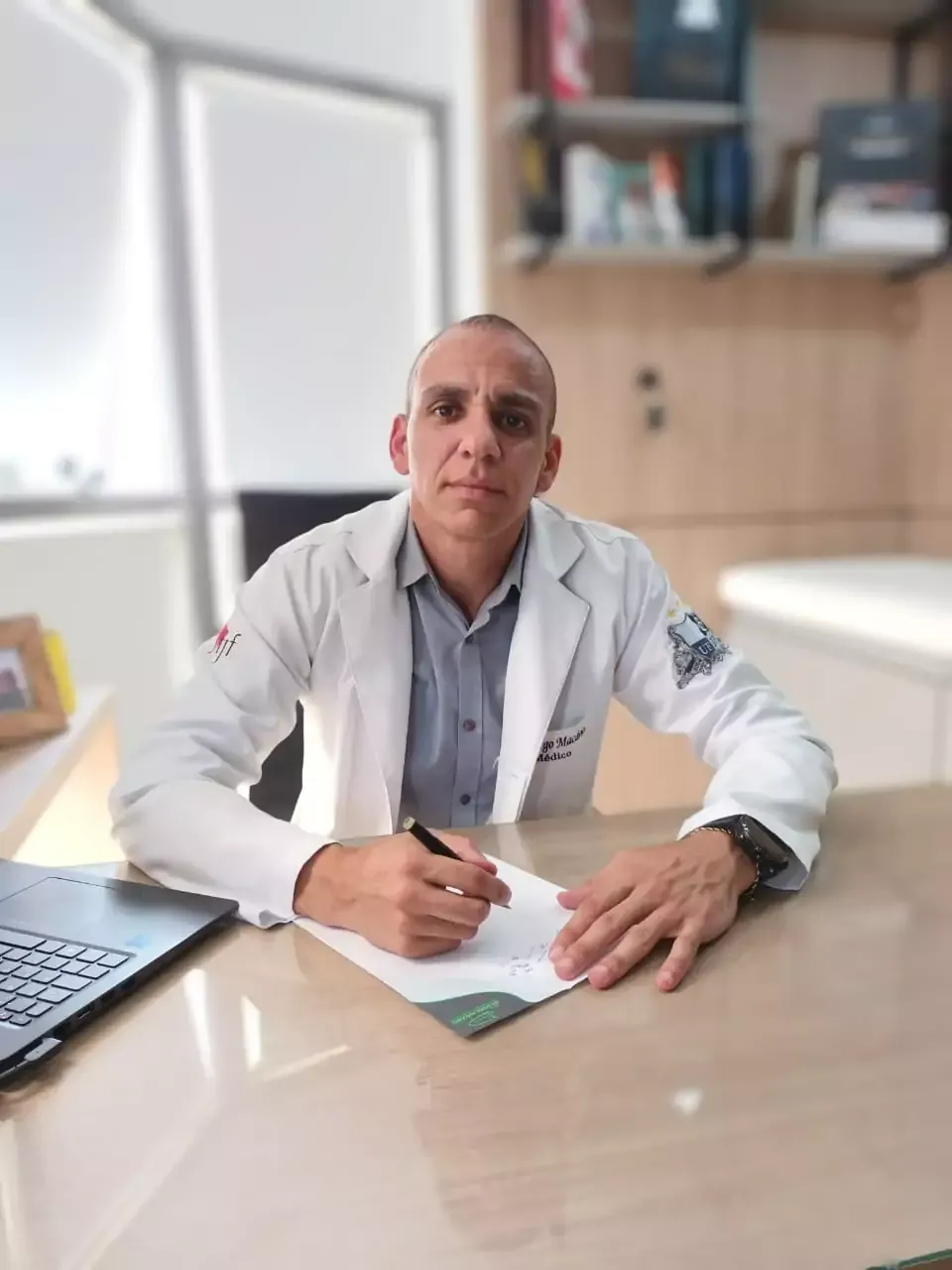 Dr. Diego Macário atendendo em consultório