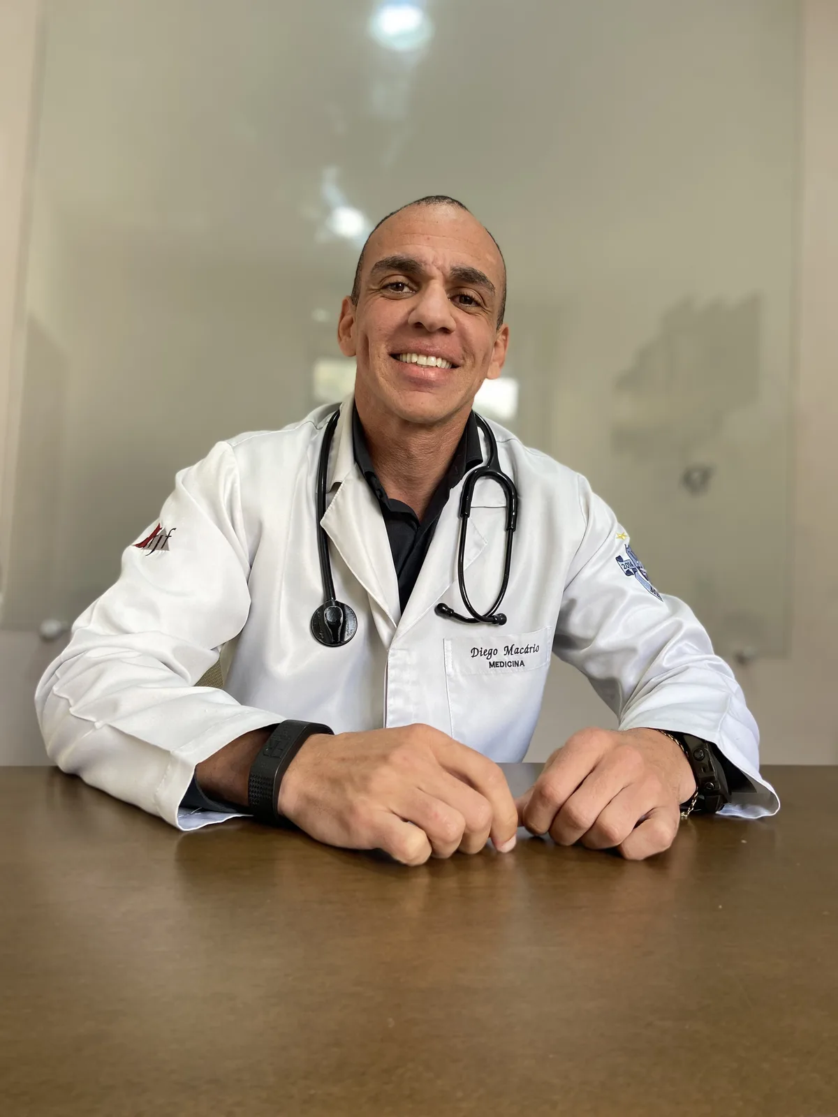 Dr. Diego Macário em seu consultório